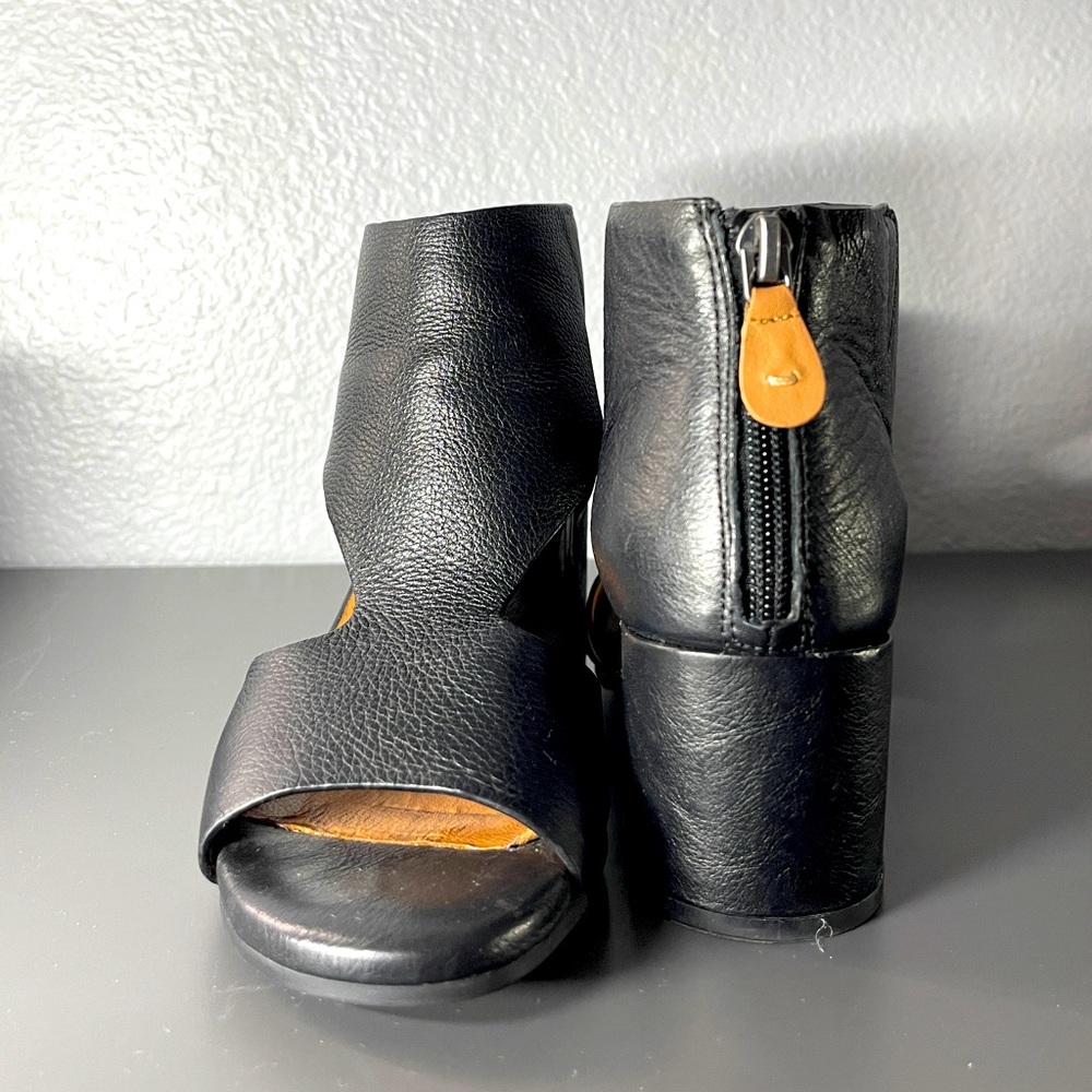 Gentle Souls by Kenneth Cole : Size 6M